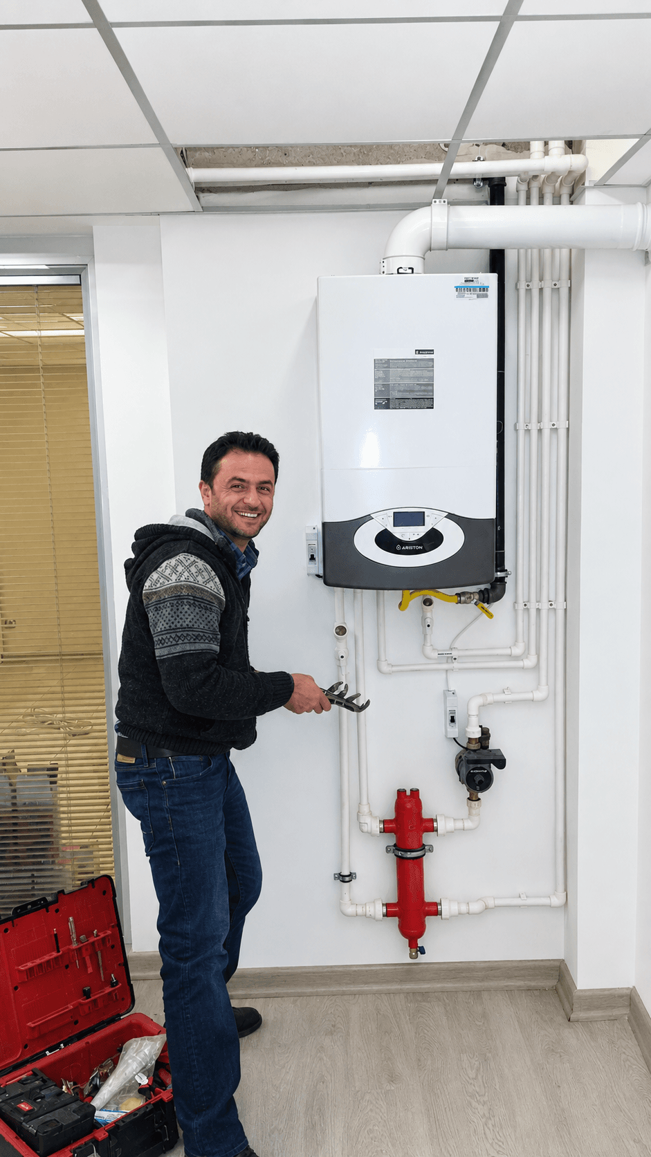 Emek Kombi Doğalgaz teknisyeni Ariston kombi montajı yapıyor